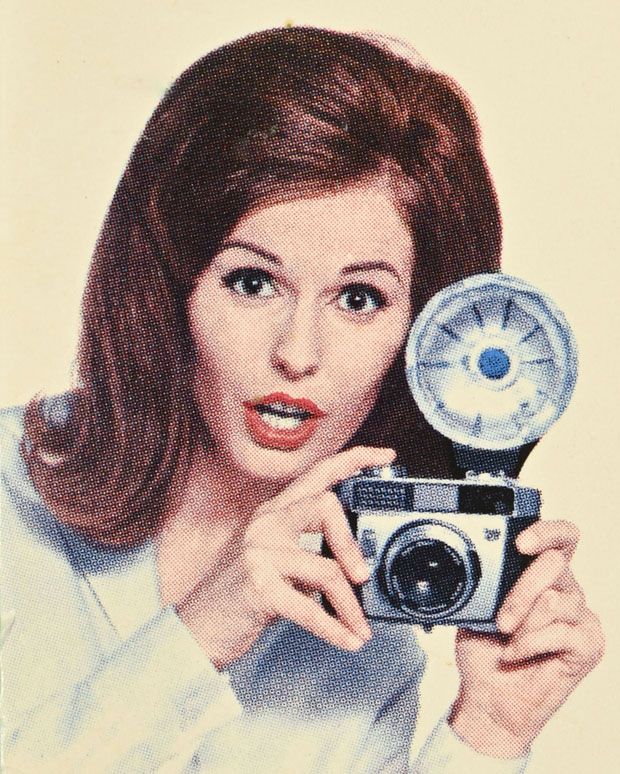 Portrait de femme tenant un appareil de photo avec un flash à ampoule