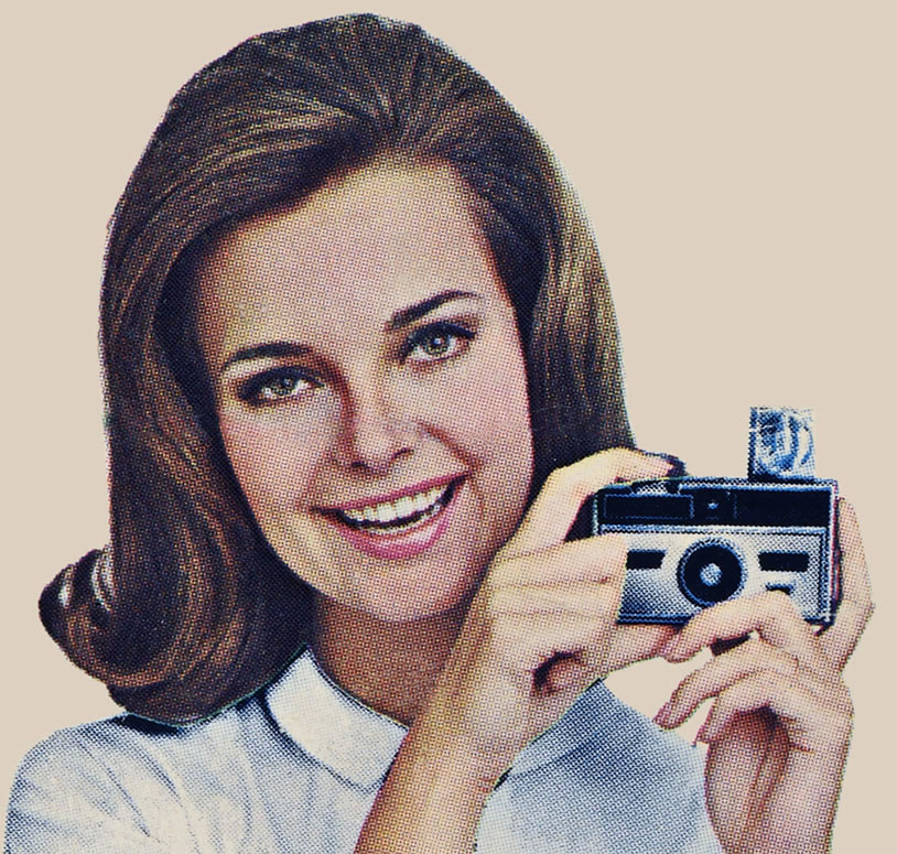 Portrait de femme tenant un appareil de photo avec un flash à ampoule